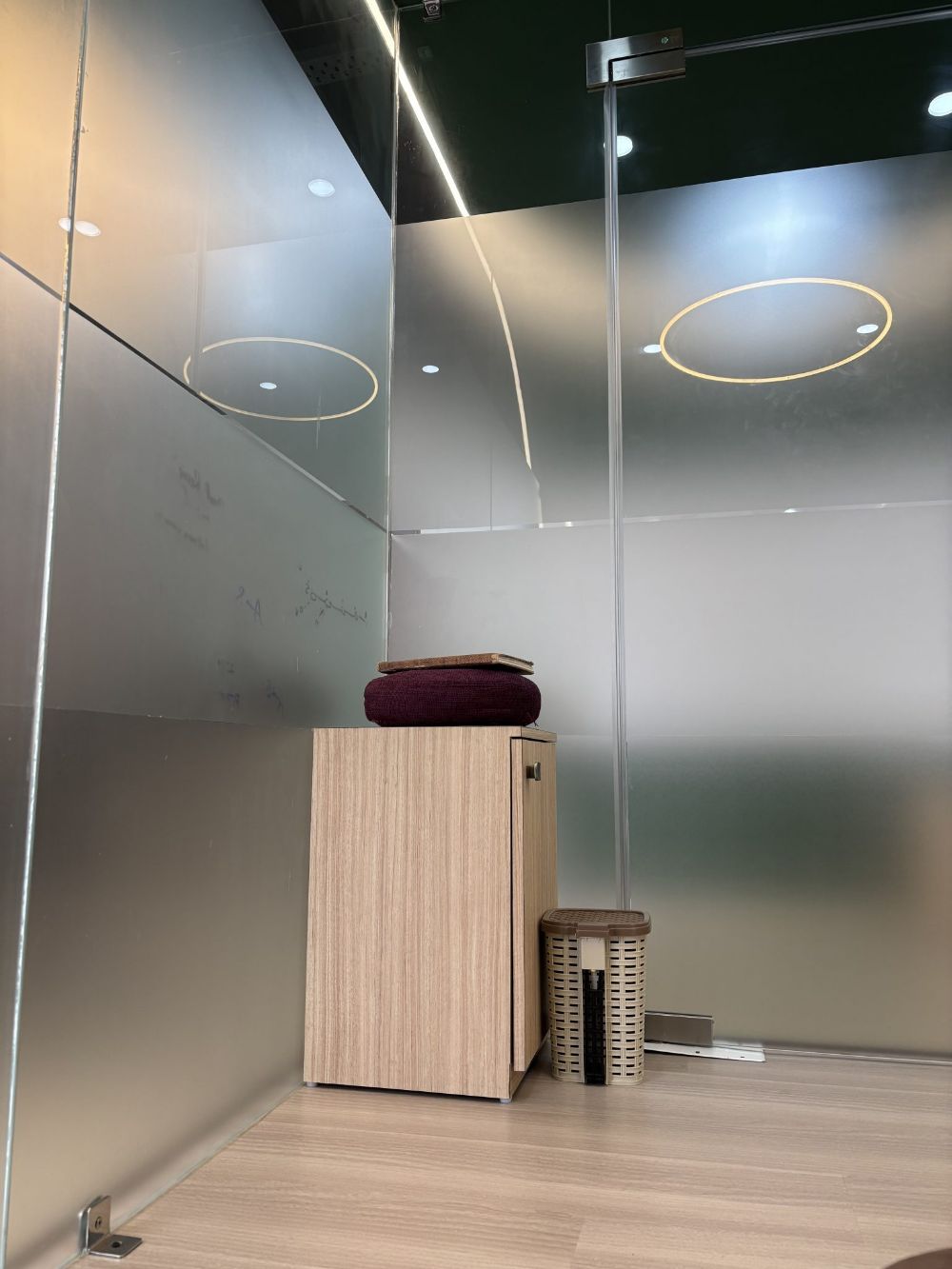 Cam bölmeli modern, minimalist bir iç mekân
